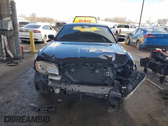 2014 Chrysler 300 z VIN 2C3CCARG6EH181560, wystawiony jako Copart lot #46650245 z przebiegiem 131 331 mil mil oraz Szkoda całkowita • Salvage title. Historia ofert i sprzedaży dostępna na DreamBid. Obrazek 5.