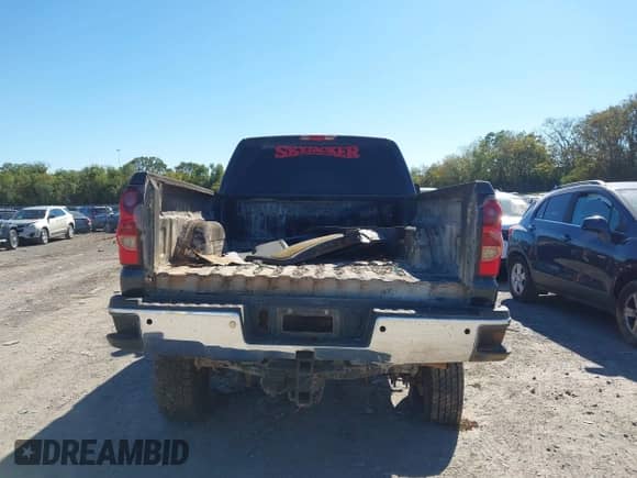 2003 Chevrolet Silverado 2500HD LS с VIN 1GCHK23U03F180167, выставлен на аукционе IAAI как лот 43408229 с пробегом Не указан миль и . История ставок и продаж доступна на DreamBid. Изображение 16.