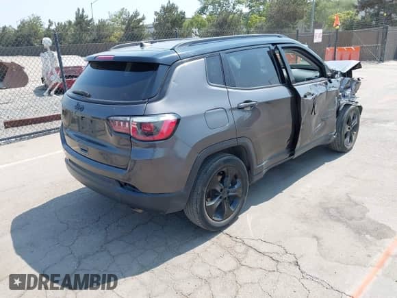 2019 Jeep Compass Altitude z VIN 3C4NJCBB5KT726882, wystawiony jako IAAI lot #42662008 z przebiegiem 100 634 mil mil oraz . Historia ofert i sprzedaży dostępna na DreamBid. Obrazek 4.