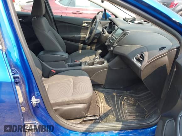 2018 Chevrolet Cruze LT z VIN 3G1BE6SM6JS588387, wystawiony jako IAAI lot #42875402 z przebiegiem 117 993 mil mil oraz . Historia ofert i sprzedaży dostępna na DreamBid. Obrazek 5.