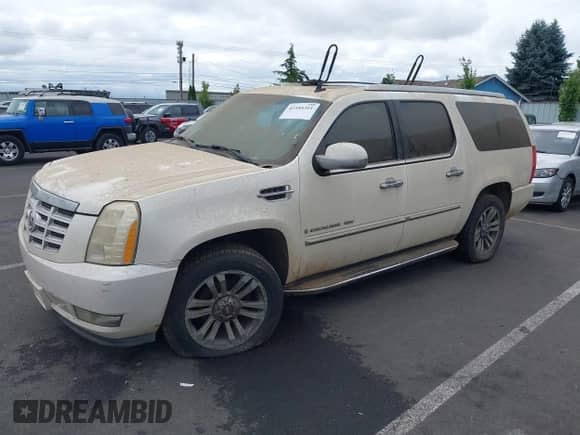 2008 Cadillac Escalade ESV с VIN 1GYFK66838R147564, выставлен на аукционе IAAI как лот 42555311 с пробегом 182 977 миль миль и . История ставок и продаж доступна на DreamBid. Изображение 2.