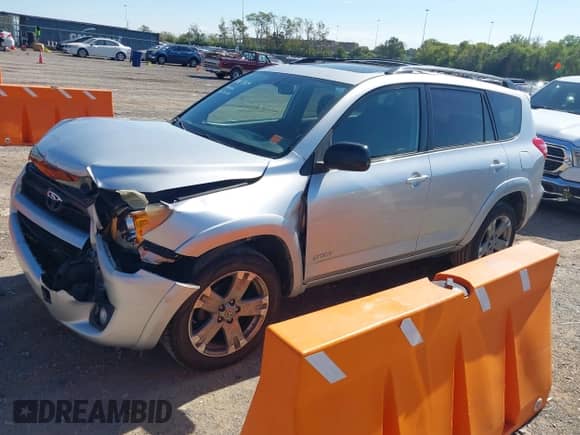 2010 Toyota RAV4 Sport z VIN JTMWF4DV7A5015119, wystawiony jako IAAI lot #43485621 z przebiegiem 194 396 mil mil oraz . Historia ofert i sprzedaży dostępna na DreamBid. Obrazek 2.