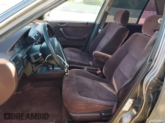 1992 Honda Accord с VIN 1HGCB7673NA130331, выставлен на аукционе Copart как лот 60263315 с пробегом 217 769 миль миль и Списание • Salvage title. История ставок и продаж доступна на DreamBid. Изображение 7.