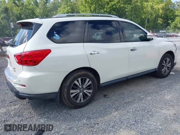2017 Nissan Pathfinder SV with VIN 5N1DR2MM8HC600965, listed as a IAAI auction lot 42735306 with 135,065 mi miles and . Bid and sale history available at DreamBid. Image 4.