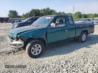 1996 Nissan Frontier XE z VIN 1N6SD16S4TC368953, wystawiony jako Copart lot #55418525 z przebiegiem 88 614 mil mil oraz Szkoda całkowita • Salvage title. Historia ofert i sprzedaży dostępna na DreamBid. Obrazek 1.