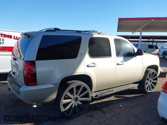 2013 Chevrolet Tahoe LT z VIN 1GNSCBE07DR143461, wystawiony jako IAAI lot #43349311 z przebiegiem 183 826 mil mil oraz . Historia ofert i sprzedaży dostępna na DreamBid. Obrazek 13.