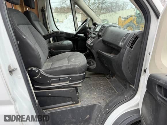 2014 Ram ProMaster Cargo z VIN 3C6TRVBG2EE118261, wystawiony jako Copart lot #45903055 z przebiegiem 168 025 mil mil oraz Czysty tytuł • Clean title. Historia ofert i sprzedaży dostępna na DreamBid. Obrazek 5.
