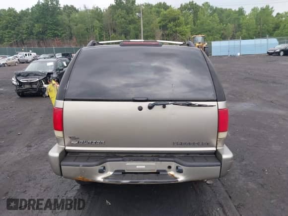 2000 Chevrolet Blazer LT z VIN 1GNDT13W9YK287456, wystawiony jako IAAI lot #42450504 z przebiegiem 139 649 mil mil oraz . Historia ofert i sprzedaży dostępna na DreamBid. Obrazek 16.