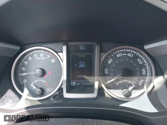 2018 Toyota Tacoma SR5 z VIN 5TFSZ5AN2JX151257, wystawiony jako IAAI lot #42895721 z przebiegiem 157 990 mil mil oraz . Historia ofert i sprzedaży dostępna na DreamBid. Obrazek 7.
