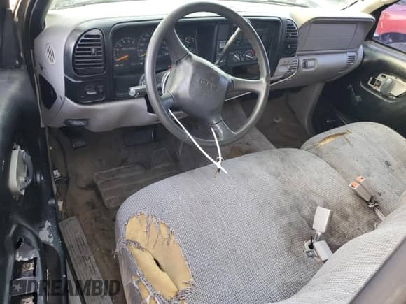 1998 GMC Sierra 1500 z VIN 1GTEC19W4WE517422, wystawiony jako Copart lot #65384335 z przebiegiem 263 184 mil mil oraz Czysty tytuł • Clean title. Historia ofert i sprzedaży dostępna na DreamBid. Obrazek 8.