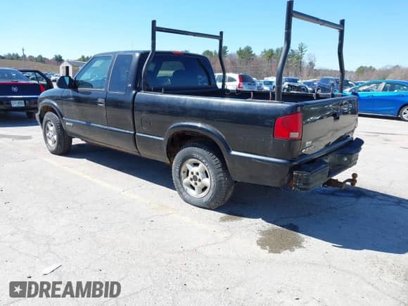 2002 Chevrolet S-10 LS with VIN 1GCDT19W528219000, listed as a IAAI auction lot 41971803 with 134,225 mi miles and . Bid and sale history available at DreamBid. Image 3.