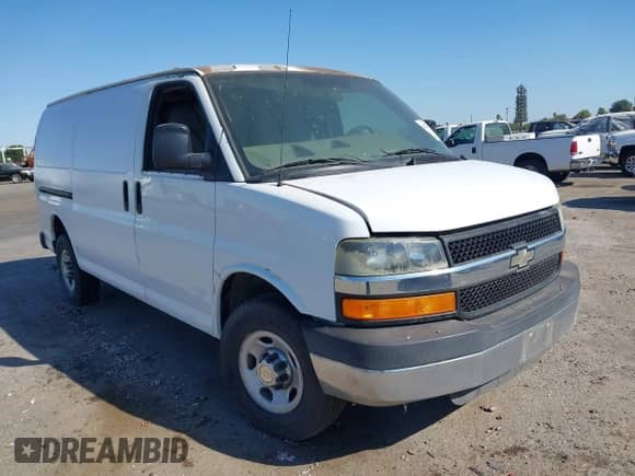 2005 Chevrolet Express Cargo z VIN 1GCGG25V551234534, wystawiony jako IAAI lot #42930433 z przebiegiem 42 013 mil mil oraz . Historia ofert i sprzedaży dostępna na DreamBid. Obrazek 1.
