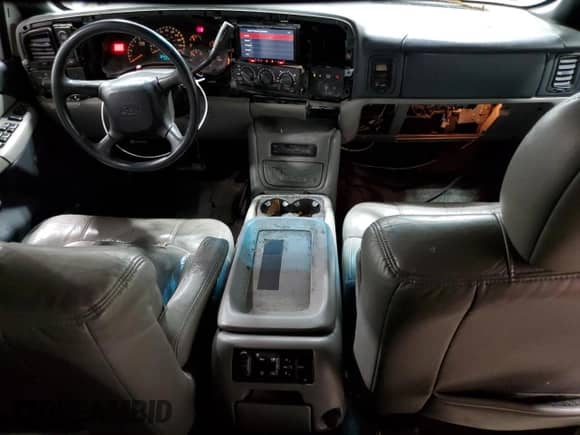 2001 Chevrolet Suburban LT с VIN 3GNFK16T41G112977, выставлен на аукционе Copart как лот 84802615 с пробегом 207 919 миль миль и На запчасти • Non repairable. История ставок и продаж доступна на DreamBid. Изображение 8.