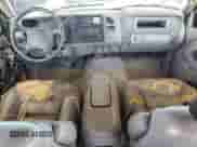 2000 Chevrolet Silverado 3500 z VIN 1GCGC33R1YF502364, wystawiony jako Copart lot #48556275 z przebiegiem 148 142 mil mil oraz Czysty tytuł • Clean title. Historia ofert i sprzedaży dostępna na DreamBid. Obrazek 8.