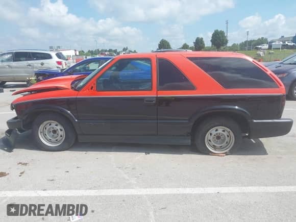 1999 Chevrolet Blazer LS z VIN 1GNCS18W9XK232480, wystawiony jako IAAI lot #42629749 z przebiegiem 239 195 mil mil oraz . Historia ofert i sprzedaży dostępna na DreamBid. Obrazek 15.