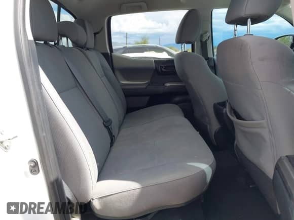 2018 Toyota Tacoma SR5 z VIN 3TMBZ5DN7JM014834, wystawiony jako IAAI lot #43321395 z przebiegiem 121 407 mil mil oraz . Historia ofert i sprzedaży dostępna na DreamBid. Obrazek 8.