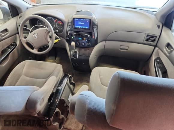 2005 Toyota Sienna LE with VIN 5TDBA23C75S043164, listed as a Copart auction lot 71073695 with 232,987 mi miles and Non repairable. Bid and sale history available at DreamBid. Image 8.