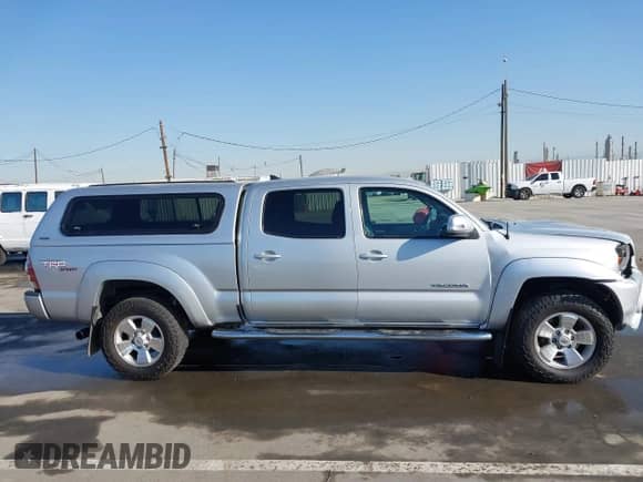 2013 Toyota Tacoma PreRunner z VIN 3TMKU4HN8DM034338, wystawiony jako IAAI lot #41808842 z przebiegiem 142 012 mil mil oraz . Historia ofert i sprzedaży dostępna na DreamBid. Obrazek 13.