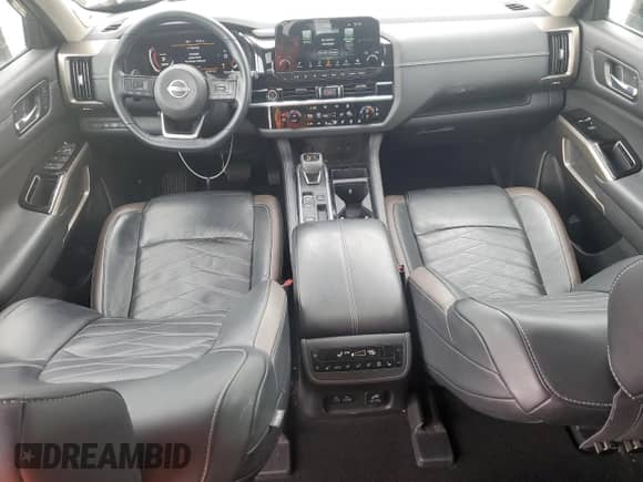 2022 Nissan Pathfinder Platinum z VIN 5N1DR3DH3NC272410, wystawiony jako Copart lot #58962905 z przebiegiem 20 488 mil mil oraz Czysty tytuł • Clean title. Historia ofert i sprzedaży dostępna na DreamBid. Obrazek 8.