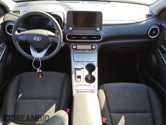 2023 Hyundai Kona SE z VIN KM8K23AG1PU191555, wystawiony jako Copart lot #72044765 z przebiegiem 74 009 mil mil oraz Nie do naprawy • Non repairable. Historia ofert i sprzedaży dostępna na DreamBid. Obrazek 8.