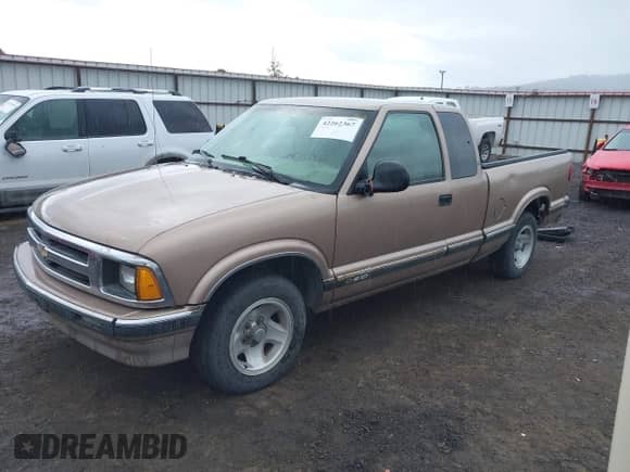 1996 Chevrolet S-10 LS z VIN 1GCCS19X2T8222106, wystawiony jako IAAI lot #42262367 z przebiegiem 103 976 mil mil oraz . Historia ofert i sprzedaży dostępna na DreamBid. Obrazek 2.