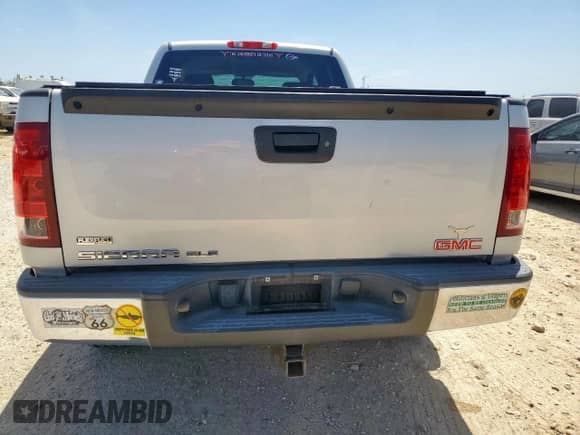 2010 GMC Sierra 1500 SLE z VIN 1GTSCVE0XAZ131634, wystawiony jako Copart lot #65597985 z przebiegiem 112 926 mil mil oraz Szkoda całkowita • Salvage title. Historia ofert i sprzedaży dostępna na DreamBid. Obrazek 6.