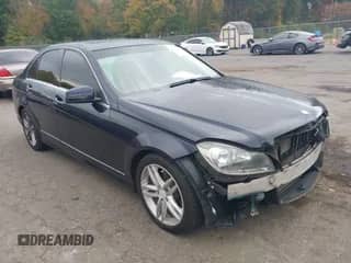 2014 Mercedes-Benz C 300 Sport z VIN WDDGF8AB9ER314427, wystawiony jako IAAI lot #43391536 z przebiegiem 159 567 mil mil oraz . Historia ofert i sprzedaży dostępna na DreamBid. Obrazek 1.