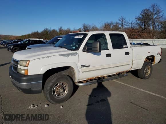 2006 Chevrolet Silverado 2500HD LT1 z VIN 1GCHK23D26F196410, wystawiony jako Copart lot #89073185 z przebiegiem 491 323 mil mil oraz Czysty tytuł • Clean title. Historia ofert i sprzedaży dostępna na DreamBid. Obrazek 1.
