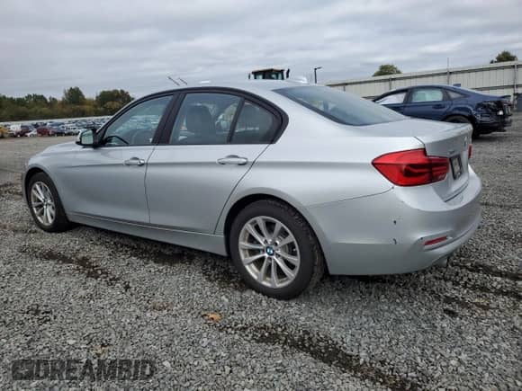 2018 BMW 3 Series 320i xDrive z VIN WBA8A3C55JK763689, wystawiony jako Copart lot #82460725 z przebiegiem 19 730 mil mil oraz Szkoda całkowita • Salvage title. Historia ofert i sprzedaży dostępna na DreamBid. Obrazek 2.