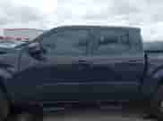 2024 Toyota Tacoma SR5 z VIN 3TMLB5JN2RM051282, wystawiony jako IAAI lot #42370502 z przebiegiem 3 932 mil mil oraz . Historia ofert i sprzedaży dostępna na DreamBid. Obrazek 15.