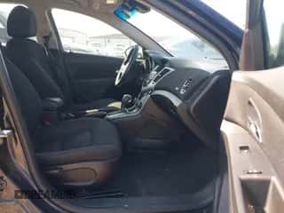 2015 Chevrolet Cruze LT z VIN 1G1PC5SB9F7192898, wystawiony jako IAAI lot #42738270 z przebiegiem 169 575 mil mil oraz . Historia ofert i sprzedaży dostępna na DreamBid. Obrazek 5.