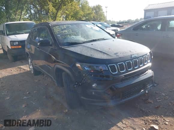 2024 Jeep Compass Latitude Lux z VIN 3C4NJDFN0RT155497, wystawiony jako IAAI lot #43220334 z przebiegiem 16 779 mil mil oraz . Historia ofert i sprzedaży dostępna na DreamBid. Obrazek 1.
