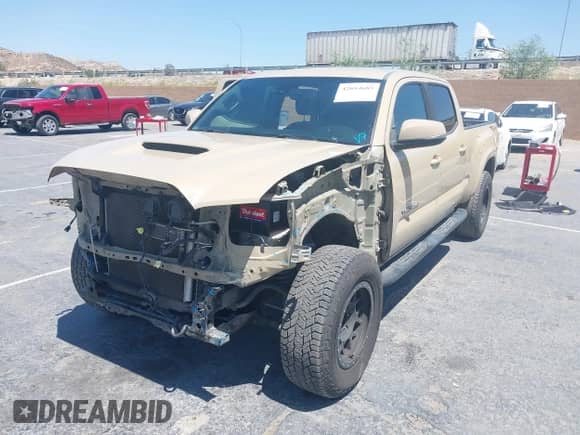 2020 Toyota Tacoma SR5 z VIN 3TMBZ5DN9LM025403, wystawiony jako IAAI lot #42654685 z przebiegiem 154 392 mil mil oraz . Historia ofert i sprzedaży dostępna na DreamBid. Obrazek 2.