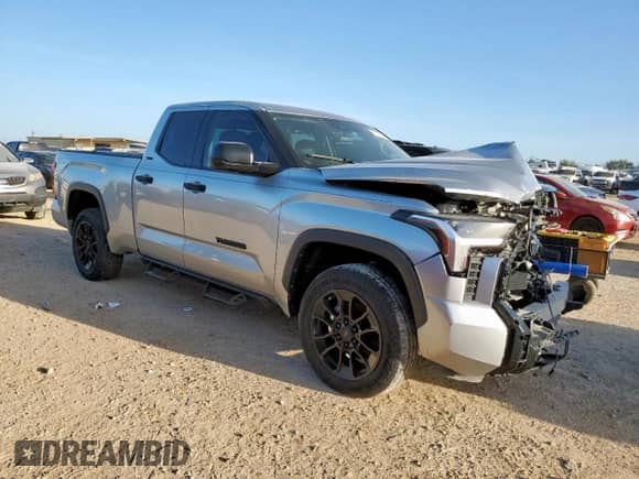 2023 Toyota Tundra SR5 z VIN 5TFLA5DAXPX063117, wystawiony jako Copart lot #67078695 z przebiegiem 60 409 mil mil oraz Szkoda całkowita • Salvage title. Historia ofert i sprzedaży dostępna na DreamBid. Obrazek 4.