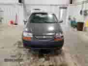 2008 Chevrolet Aveo LS z VIN KL1TD66648B266385, wystawiony jako Copart lot #77990724 z przebiegiem 142 831 mil mil oraz Czysty tytuł • Clean title. Historia ofert i sprzedaży dostępna na DreamBid. Obrazek 5.