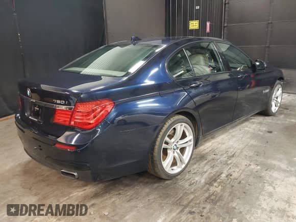 2012 BMW 7 Series 750i xDrive z VIN WBAKC6C57CC395594, wystawiony jako IAAI lot #42450983 z przebiegiem 124 747 mil mil oraz . Historia ofert i sprzedaży dostępna na DreamBid. Obrazek 4.