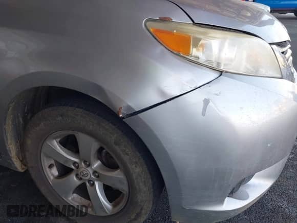 2012 Toyota Sienna z VIN 5TDKA3DC2CS013412, wystawiony jako IAAI lot #43273974 z przebiegiem 193 603 mil mil oraz . Historia ofert i sprzedaży dostępna na DreamBid. Obrazek 6.