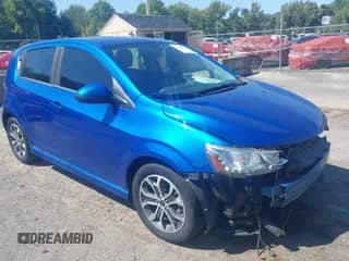 2018 Chevrolet Sonic LT z VIN 1G1JD6SH5J4107885, wystawiony jako IAAI lot #43181639 z przebiegiem 159 307 mil mil oraz . Historia ofert i sprzedaży dostępna na DreamBid. Obrazek 1.