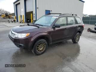 2013 Subaru Forester X z VIN JF2SHABC2DG428777, wystawiony jako Copart lot #52517655 z przebiegiem 131 275 mil mil oraz Szkoda całkowita • Salvage title. Historia ofert i sprzedaży dostępna na DreamBid. Obrazek 1.