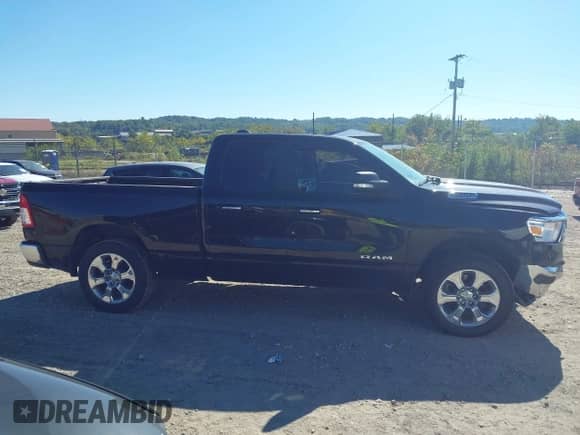 2020 Ram 1500 Big Horn z VIN 1C6SRFBT2LN214446, wystawiony jako IAAI lot #43329392 z przebiegiem 57 501 mil mil oraz . Historia ofert i sprzedaży dostępna na DreamBid. Obrazek 12.