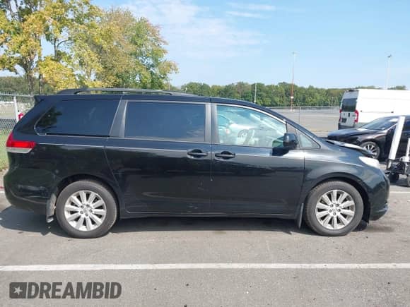 2013 Toyota Sienna XLE с VIN 5TDDK3DC2DS058664, выставлен на аукционе IAAI как лот 43281359 с пробегом 140 954 миль миль и . История ставок и продаж доступна на DreamBid. Изображение 13.