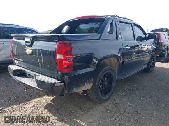 2013 Chevrolet Avalanche LT z VIN 3GNTKFE75DG195926, wystawiony jako IAAI lot #42296778 z przebiegiem 170 416 mil mil oraz . Historia ofert i sprzedaży dostępna na DreamBid. Obrazek 4.