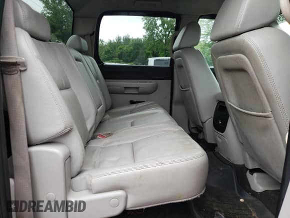 2007 Chevrolet Silverado 2500HD 1LT z VIN 1GCHK23K87F541620, wystawiony jako Copart lot #61061585 z przebiegiem 127 694 mil mil oraz Szkoda całkowita • Salvage title. Historia ofert i sprzedaży dostępna na DreamBid. Obrazek 10.