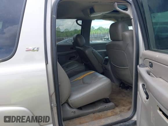 2005 Chevrolet Suburban Z71 z VIN 3GNFK16Z15G258117, wystawiony jako IAAI lot #42178365 z przebiegiem 237 271 mil mil oraz . Historia ofert i sprzedaży dostępna na DreamBid. Obrazek 8.