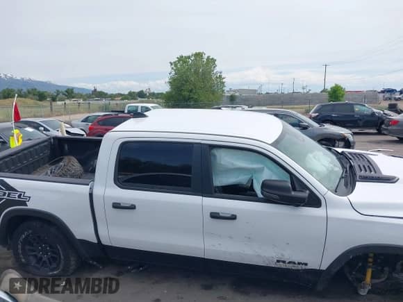 2025 Ram 1500 Rebel z VIN 1C6SRFLP9SN525209, wystawiony jako IAAI lot #42363389 z przebiegiem Nie podano mil oraz . Historia ofert i sprzedaży dostępna na DreamBid. Obrazek 14.