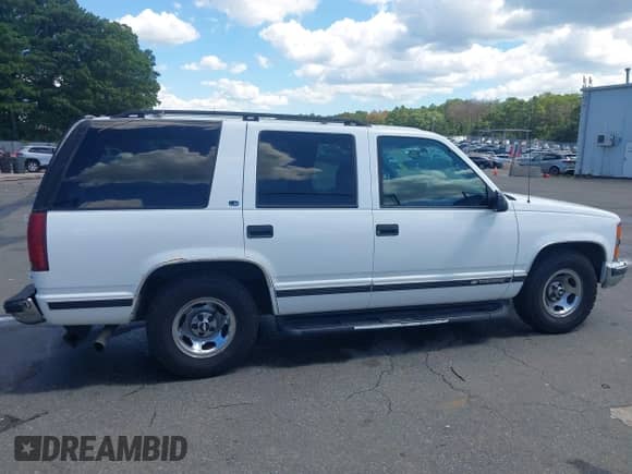 1999 Chevrolet Tahoe Police Special z VIN 1GNEC13R2XR103155, wystawiony jako IAAI lot #43097585 z przebiegiem 125 723 mil mil oraz . Historia ofert i sprzedaży dostępna na DreamBid. Obrazek 13.