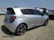 2015 Chevrolet Sonic RS z VIN 1G1JG6SB0F4108503, wystawiony jako Copart lot #71828855 z przebiegiem 110 655 mil mil oraz Szkoda całkowita • Salvage title. Historia ofert i sprzedaży dostępna na DreamBid. Obrazek 3.