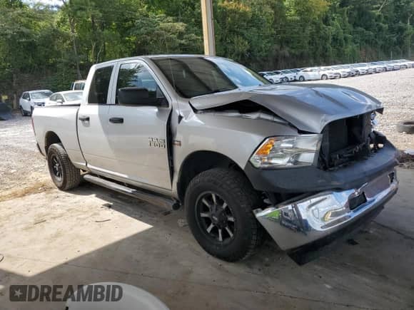 2018 Ram 1500 Tradesman z VIN 1C6RR6FT1JS325108, wystawiony jako Copart lot #68027385 z przebiegiem 110 878 mil mil oraz Szkoda całkowita • Salvage title. Historia ofert i sprzedaży dostępna na DreamBid. Obrazek 4.
