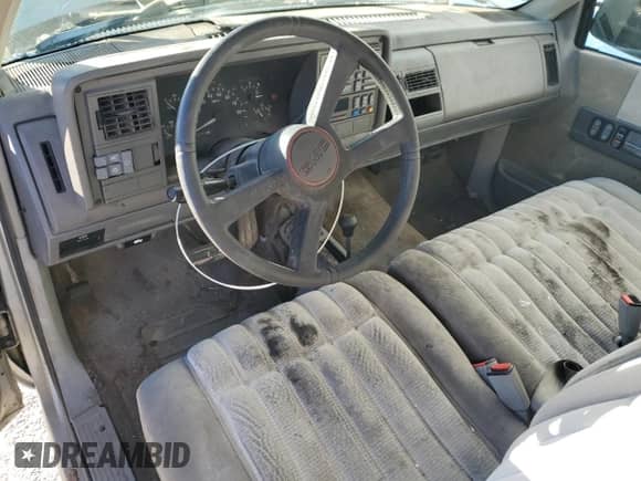 1992 GMC Sierra 1500 z VIN 2GTEK19K0N1519801, wystawiony jako Copart lot #76756064 z przebiegiem 325 350 mil mil oraz Czysty tytuł • Clean title. Historia ofert i sprzedaży dostępna na DreamBid. Obrazek 8.