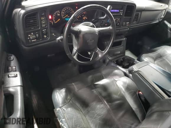 2001 Chevrolet Silverado 2500HD LS z VIN 1GCHK29U01E261048, wystawiony jako Copart lot #71836145 z przebiegiem 94 197 mil mil oraz Czysty tytuł • Clean title. Historia ofert i sprzedaży dostępna na DreamBid. Obrazek 8.